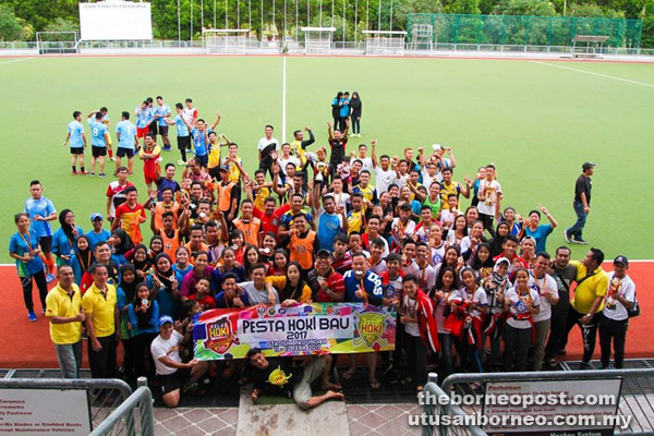  Para peserta dan penganjur Pesta Hoki Bau 2017 merakamkan kenangan bersama selepas pertandingan berakhir.