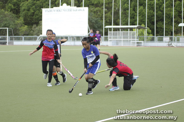  Aksi-aksi menarik pasukan lelaki dan wanita yang menyertai Pesta  Hoki Petra Jaya 2.0 2017  di Stadium Hoki Sarawak, Petra Jaya, baru-baru ini.