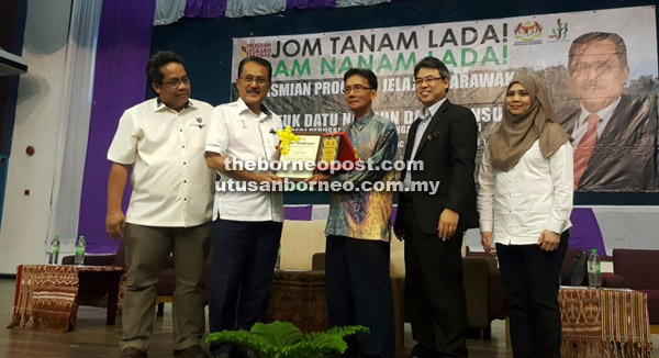  Nasrun (dua kiri) menyampaikan sijil kepada penerima Anugerah Pekebun Lada Contoh 2017 Suboh Bakak (tiga kanan) sambil disaksikan Harry (dua kanan) serta yang lain sempena Program Jelajah Sarawak-Jom Tanam Lada, semalam.