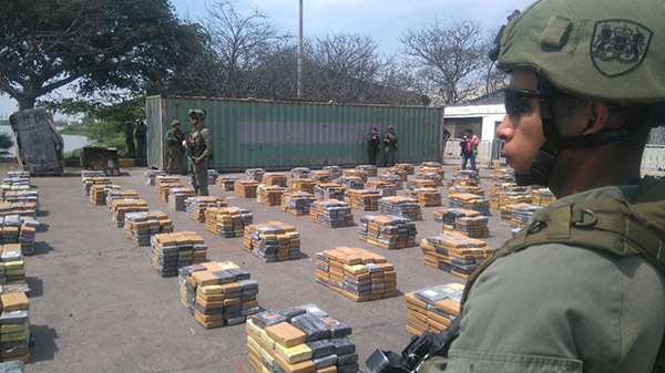  Anggota tentera berkawal berhampiran bungkusan mengandungi kokain hasil rampasan polis di Barranquilla, kelmarin. — Gambar Reuters