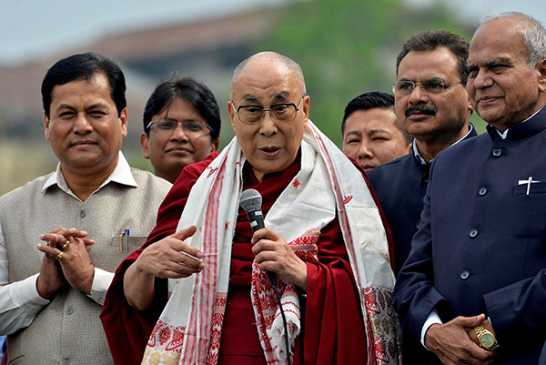  Dalai Lama berucap semasa Fsetival Namami Brahmaputra di tebing Sungai Brahmaputra di Guwahati, kelmarin. — Gambar Reuters