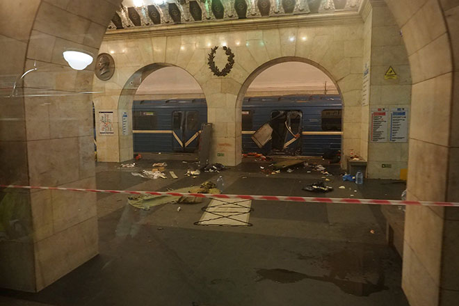  Sebuah gerabak yang remuk akibat letupan kuat dapat dilihat dari sebalik tingkap di stesen metro Tekhnologicheskiy Institut di Saint Petersburg, kelmarin. — Gambar Reuters
