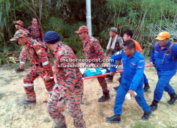  Mangsa diusung oleh anggota penyelamat keluar dari dalam hutan tersebut untuk dihantar ke hospital.