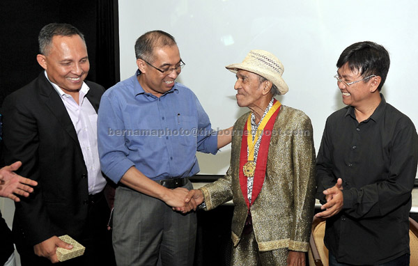  Menteri Komunikasi dan Multimedia Datuk Seri Dr Salleh Said Keruak (dua kiri) beramah mesra dengan pelawak  veteran Mat Sentol. — Gambar Bernama