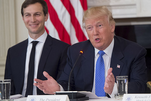  Gambar fail 23 Februari lalu menunjukkan Kushner mengiringi Trump semasa mesyuarat bersama para ketua pegawai eksekutif pengeluaran di Rumah Putih, Washington DC. — Gambar AFP