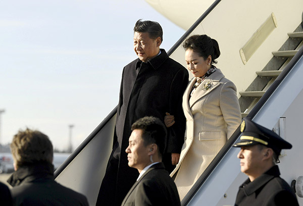  Xi ditemani isterinya Peng Liyuan sejurus tiba di Lapangan Terbang Helsinki di Vantaa, kelmarin. — Gambar Reuters