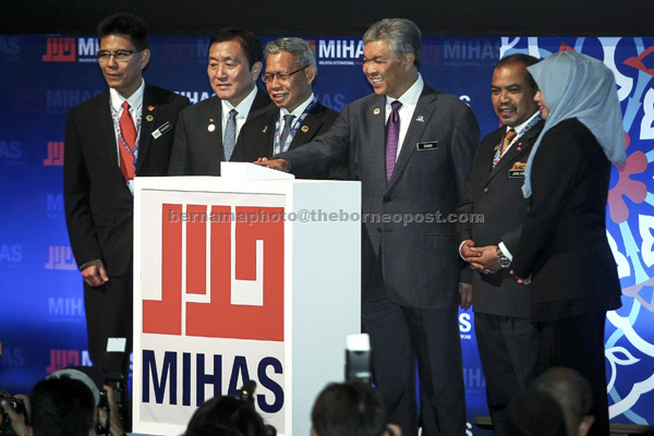  Ahmad Zahid (tiga kanan) merasmikan Pameran Halal Antarabangsa Malaysia (MIHAS) 2017 di Pusat Konvensyen Kuala Lumpur kelmarin. Hadir sama Mustapa (tiga kiri), Menteri di Jabatan Perdana Menteri Datuk Seri Jamil Khir Baharom (dua kanan), Timbalan Menteri Perdagangan Antarabangsa dan Industri Datuk Seri Ong Ka Chuan (dua kiri), Ketua Pegawai Operasi Perbadanan Pembangunan Perdagangan Luar Malaysia (Matrade) Ir Dr Mohd Shahreen Zainooreen (kiri), dan Pengerusi MATRADE Datuk Noraini Ahmad (kanan). — 