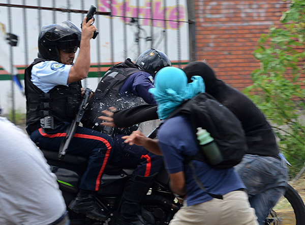  Pelajar yang menentang Presiden Maduro bertempur dengan polis rusuhan semasa tunjuk perasaan di San Cristobal, Venezuela kelmarin. — Gambar AFP