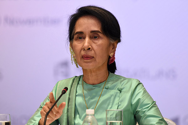   Gambar fail menunjukkan Suu Kyi bercakap pada Perbincangan Global Perusahaan Antarabangsa di Singapura pada 30 November 2016. — Gambar AFP