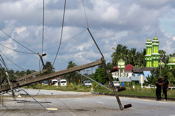  Anggota tentera meninjau tempat kejadian satu letupan bom yang menumbangkan tiang elektrik di daerah Yaring, wilayah selatan bergolak Pattani pada Jumaat lalu. — Gambar Reuters