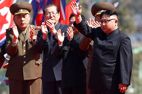  Jong-un (kanan) melambai kepada rakyat yang bersorak ketika upacara pembukaan kompleks perumahan yang baharu dibina di Pyongyang, Korea Utara semalam. — Gambar Reuters