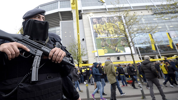  Polis berkawal di luar stadium semasa perlawanan suku akhir pusingan pertama Liga Juara-Juara UEFA antara                pasukan bola sepak BVB Borussia Dortmund dan Monaco di Dortmund, barat Jerman, kelmarin. — Gambar AFP