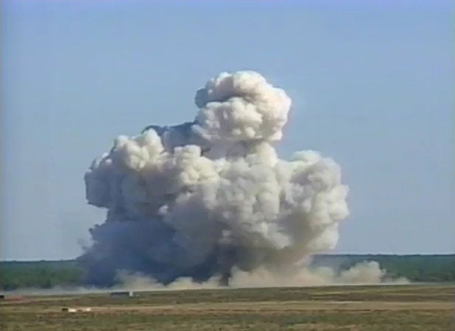  Imej video tahun 2003 serahan Pasukan Tentera Udara AS (USAF) menunjukkan prototaip bom GBU-43/B Massive Ordnance Air Blast (dalam bulatan) beberapa saat sebelum ia meletup menjadi awan cendawan di tapak ujian di Pangkalan Tentera Udara Eglin di Florida. — Gambar AFP