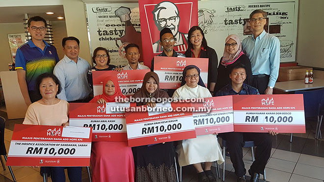  Semua wakil setiap badan kebajikan yang hadir merakam gambar kenangan bersama pihak penganjur.