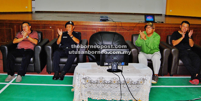  Zailanni (dua kiri) bersama DSP Jame (kiri), Muhamad Yakup dan Dino (kanan) bertepuk tangan mendengar amanat memberangsangkan daripada Tiong.