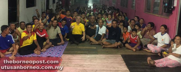  Teng (enam kiri) bersama penduduk Rumah Lingga, Selanggan pada Program Randau Bersama Masyarakat semalam.