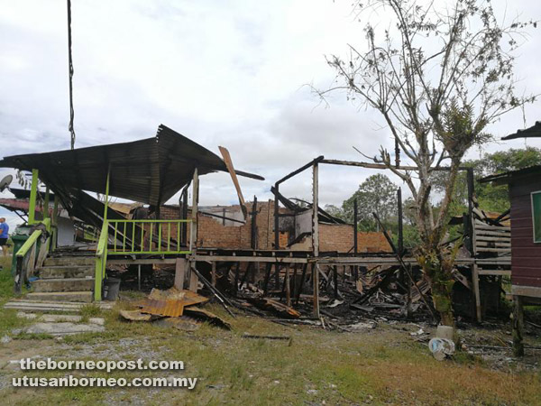  Keadaan rumah mangsa yang musnah dijilat api dalam kejadian kebakaran awal pagi semalam.