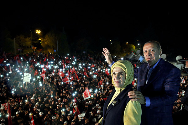  Erdogan dan isterinya Emine meraikan kejayaan referendum bersama para penyokong di Istanbul, lewat kelmarin. — Gambar Reuters