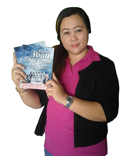  Regina menunjukkan buku ‘Dayak, Iban Sarawak’ karya terbaharu Harry.