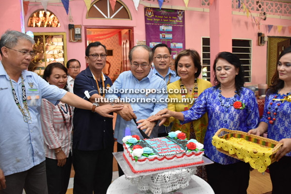  Uggah dan Doreen memotong kek simbolik merasmikan Biro Wanita Rumah Panjang Nanga Bangkit.
