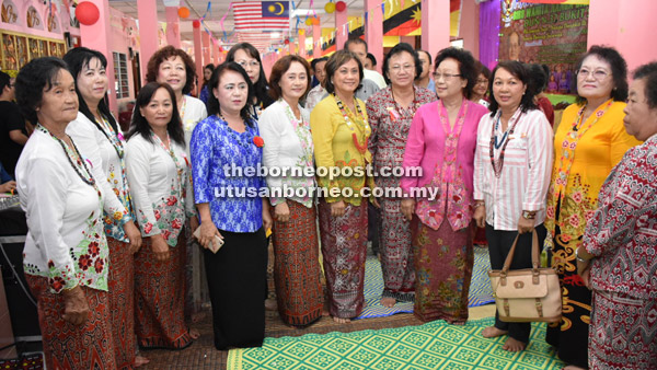  Doreen bersama sebahagian orang ramai yang memeriahkan majlis perasmian.