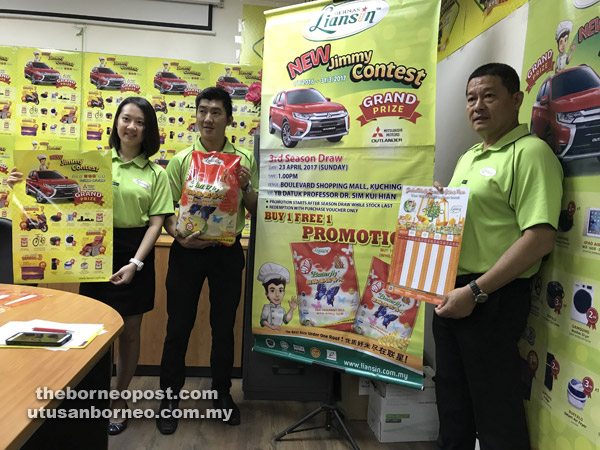  (Dari kiri) Tiffany, Alex dan Lim bergambar bersama poster, beras Butterfly dan Jadual Imsak dan Berbuka Puasa selepas sidang media, di Kuching semalam.