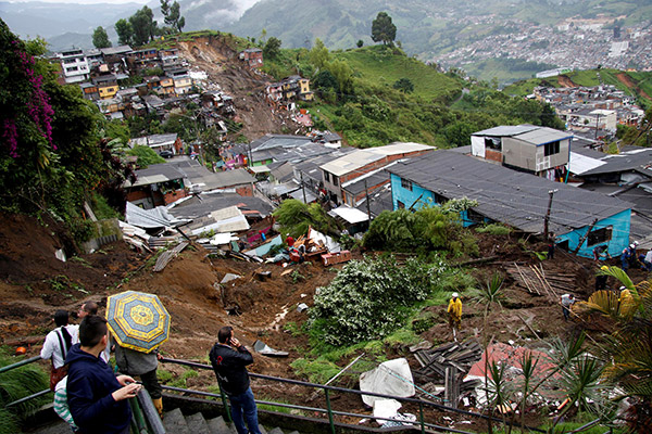  Pemandangan dari atas bukit menunjukkan kawasan kejiranan yang musnah dalam kejadian banjir lumpur selepas hujan lebat menyebabkan sungai melimpah di Manizales, Colombia, kelmarin. — Gambar Reuters