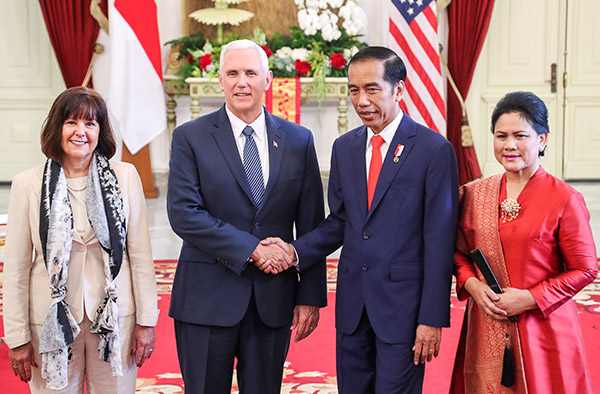  Pence berjabat tangan dengan Widodo ketika pertemuan di Istana Merdeka di Jakarta, Indonesia semalam. — Gambar Reuters