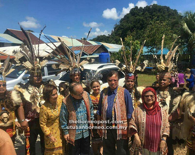  Abang Johari dan isteri diiringi ahli KGS semasa tiba di Rumah Francis Nyanggau.