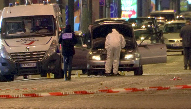 Imej pegun daripada rakaman video menunjukkan penyiasat polis memeriksa kereta digunakan penyerang di Champs Elysees Avenue selepas seorang anggota polis terbunuh dan dua lagi cedera dalam insiden tembakan di Paris, Perancis kelmarin. — Gambar Reuters