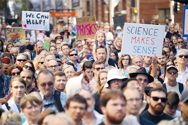  Para penyokong sains dan penyelidikan menyertai protes ‘March for Science’ di Sydney, semalam. — Gambar AFP