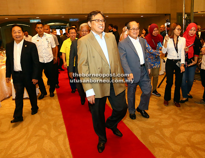  Abang Johari tiba untuk menghadiri majlis bersama media semalam diiringi (dari kanan) Uggah, Masing, Dr Sim dan Soon Koh.