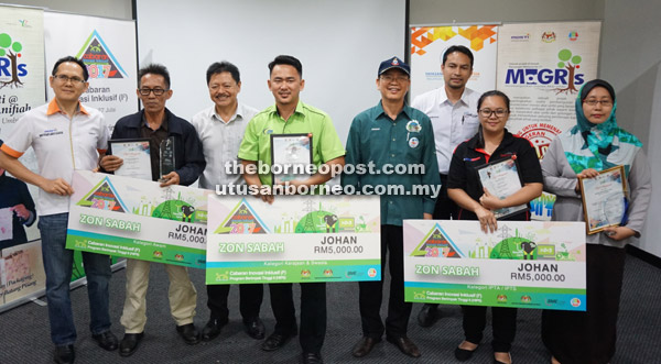  Madius (lima kiri) merakamkan gambar kenangan bersama pemenang setiap kategori yang dipertandingkan.