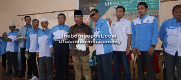  Yahya (enam kiri) menyampaikan sijil penghargaan kepada bekas Ahli Lembaga Pengarah Persatuan Nelayan Kawasan Kota Kinabalu.