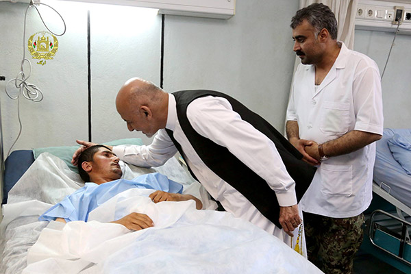 Ghani bertanya khabar seorang mangsa yang cedera dalam serangan Taliban semasa melawat Mazar-i-Sharif Sabtu lalu. — Gambar Reuters