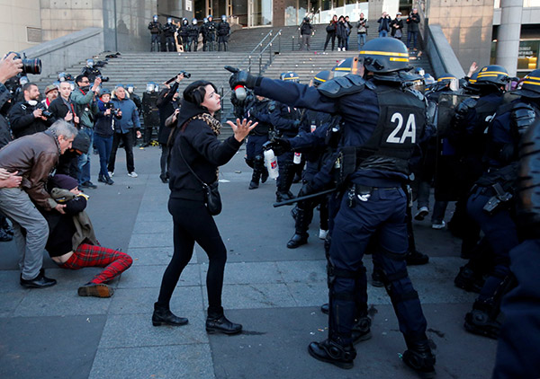  Penunjuk perasaan cuba berunding dengan polis antirusuhan semasa pertempuran di Paris, kelmarin. — Gambar Reuters