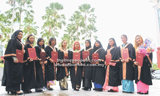 Sebahagian pelatih GIATMARA yang diraikan pada majlis berkenaan merakam gambar kenangan selepas menerima sijil.