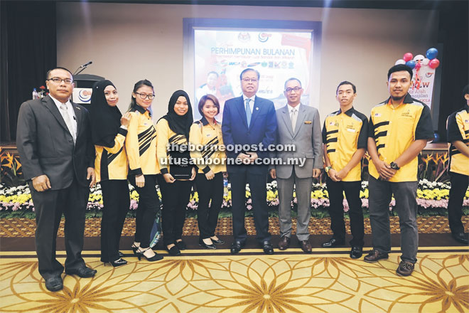 Menteri Kemajuan Luar Bandar dan Wilayah Dato’ Seri Ismail Sabri Yaakob bersama Pengurusan GIATMARA dan pelatih GIATMARA yang akan mewakili Malaysia ke Worldskills Competition Abu Dhabi 2017.