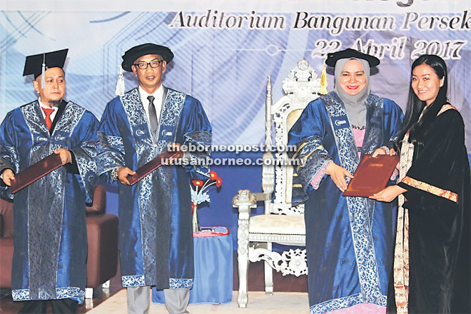 Rosnah (dua, kanan) menyampaikan sijil kepada salah seorang pelatih pada majlis berkenaan disaksikan oleh Ketua Pegawai Eksekutif GIATMARA Tuan Haji Jamal Nasir Othman (dua, kiri) dan Pengarah GIATMARA Sabah Mohd Fazal Baniamin.