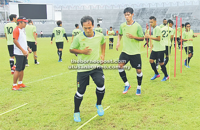  Pemain-pemain Sarawak gigih menjalani latihan menjelang pertemuan Liga Super menentang Kelantan di Stadium Negeri Kuching malam ini. Gambar sisipan David Usop.