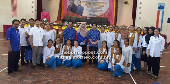  Kurup bersama Noraini, guru-guru dan pemimpin masyarakat bergambar bersama-sama dengan pelajar yang mengikuti bengkel itu di dewan SK Sook.