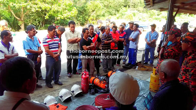  Para peserta mendengar taklimat mengenai keselamatan kebakaran baru-baru ini.