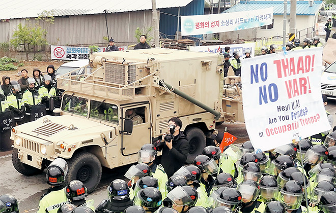  Sebuah kenderaan tentera AS yang membawa sebahagian sistem THAAD tiba di Seongju, semalam di mana tunjuk perasaan membantahnya dikawal ketat polis. — Gambar Reuters