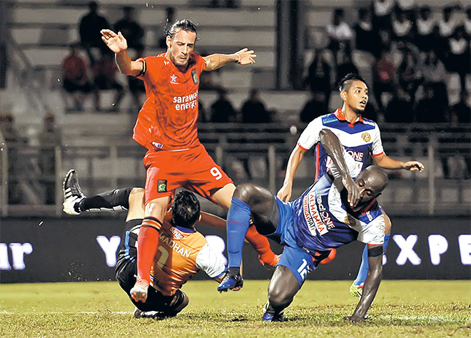  Pemain Sarawak, Demerson Bruno Costa (kiri) dihalang penjaga gol Kelantan, Mohd Ramdhan Abdul Hamid pada perlawanan Liga Super 2017 di Stadium Negeri, Kuching malam tadi. — Gambar Bernama