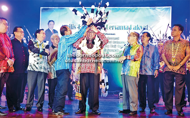  Abang Johari dipasukka enggau ngepan Dayak ti nyadika tepa diberi ngagai iya maya pengerami nya, malam kilah ensana. Bela bisi ayan iya nya Uggah (tiga kanan), Masing (empat kiba) enggau Nanta (dua kiba) sereta bala bukai.