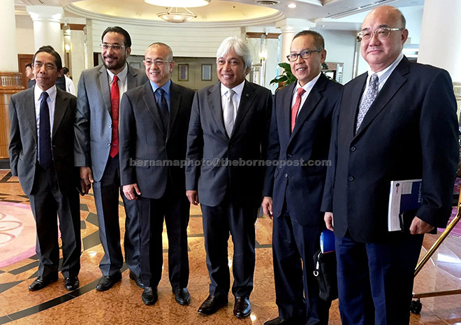  Muhammad (tiga kanan), Ahli Parlimen Labuan Datuk Rozman Isli (tiga kiri), Labuan Keyua Pengarah FSA Datuk Ahmad Hizzad Baharuddin (dua kanan), Indian Chamber of Commerce Datuk Dahlif Singh (dua kiri), bekas Keyua Pengarah Datuk Azizan Abdul Rahman (kiri) dan Pengerusi Labuan Trust Companies Association Datuk Chin Chee Kee (kanan) selepas membentangkan Laporan Tahunan Lembaga Perkhidmatan Kewangan Labuan (Labuan FSA) 2016 di Labuan semalam. — Gambar Bernama