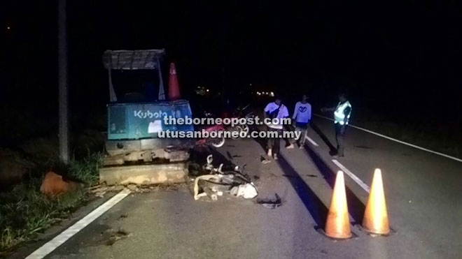  Motosikal mangsa yang merempuh sebuah jentolak di Jalan Rangau,  malam kelmarin.