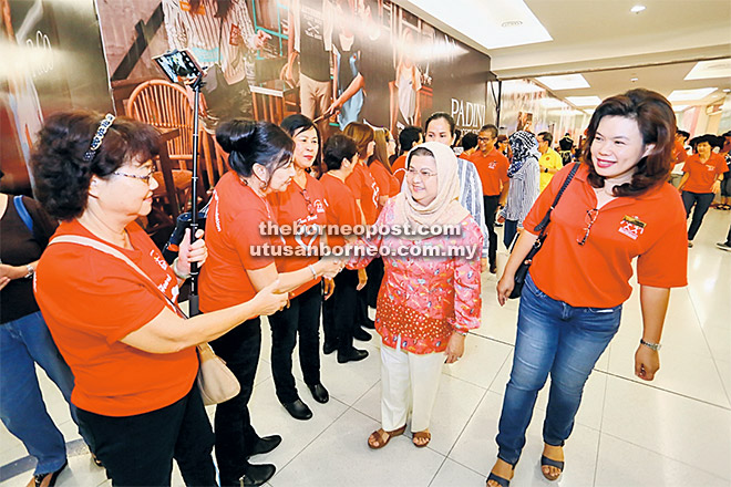  Pengerusi penganjur Pauline Kon (kanan) mengiringi Juma’ani (dua kanan) yang tiba untuk merasmikan Hari Jantung Wanita 2017.