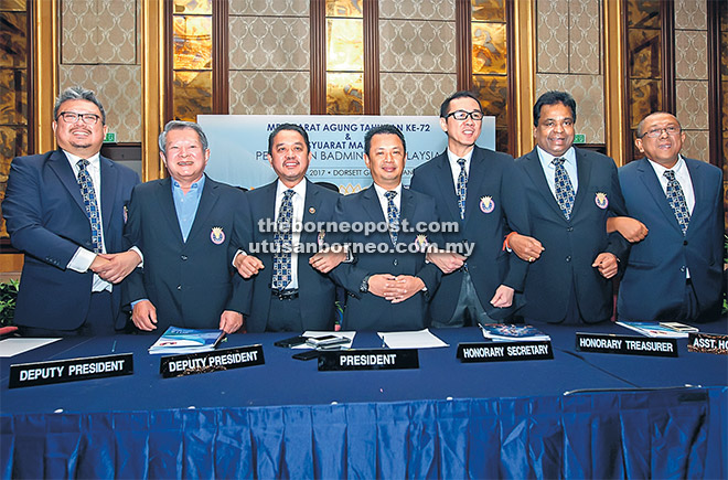  Mohamad Norza (tengah) bersama (dari kiri), Lawrence, Lim, Abdul Aziz, Ng, Subramanian dan Mohd Taupik pada Mesyuarat AGM Ke-72 dan Mesyuarat Majlis Khas BAM semalam. — Gambar Bernama