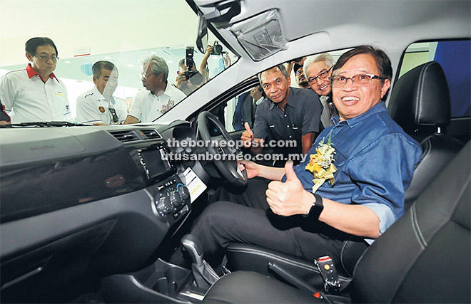  Abang Johari semasa lawatan ke bilik pameran Perodua selepas majlis perasmian pembukaan sambil diperhatikan Donald (dua kanan) dan Zahari (tiga kanan).